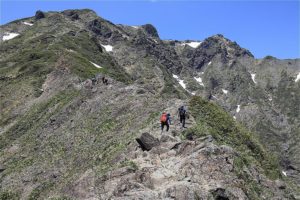 岩の斜面を登る / Nishiguro Ridge